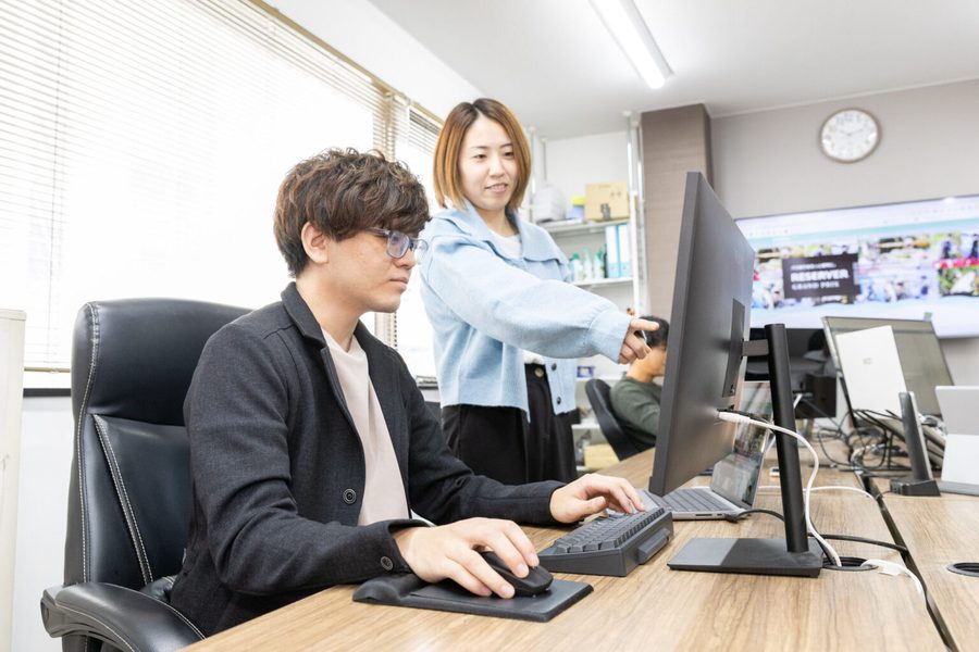 オフィスでサイトを作っているところ